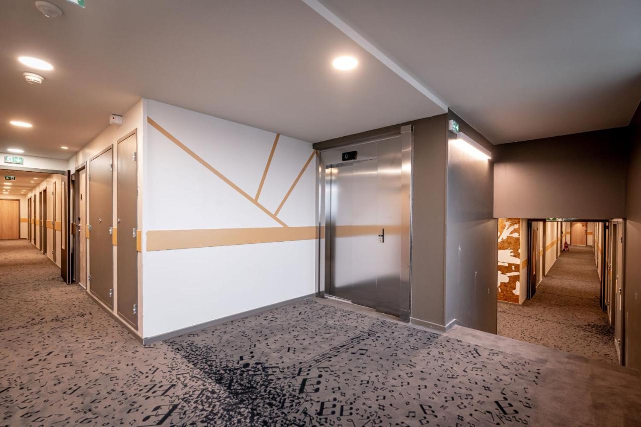 Ibis Styles Valenciennes Petite Foret Bagian luar foto